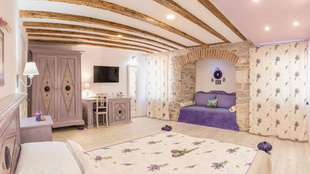 um quarto grande com uma cama e uma mesa em Boutique Cardea em Split