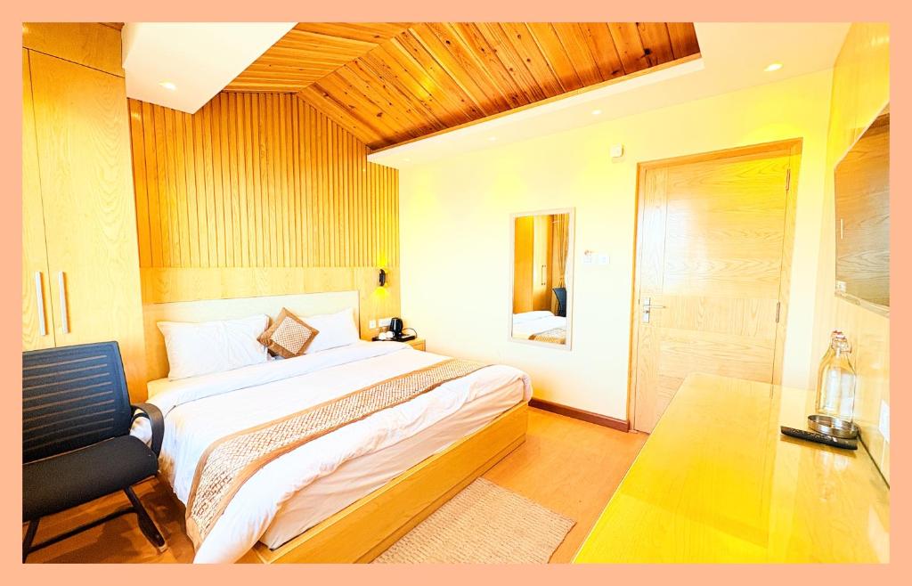una camera da letto con un letto grande in una stanza di The OAK Ridge Resort a Gangtok