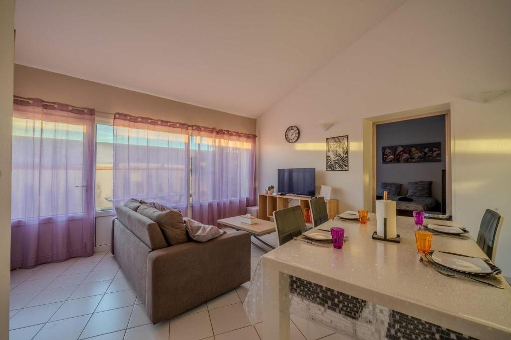 Μια τηλεόραση ή/και κέντρο ψυχαγωγίας στο Dunes Apart-Hotel - Kiwi Residence