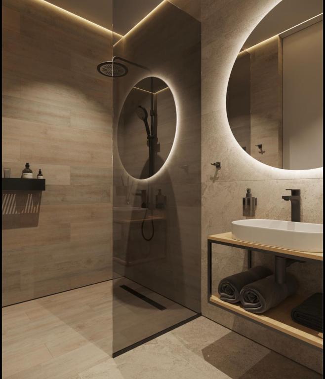 ein Badezimmer mit Waschbecken und Spiegel in der Unterkunft Апартаменти Travy in Jaremtsche