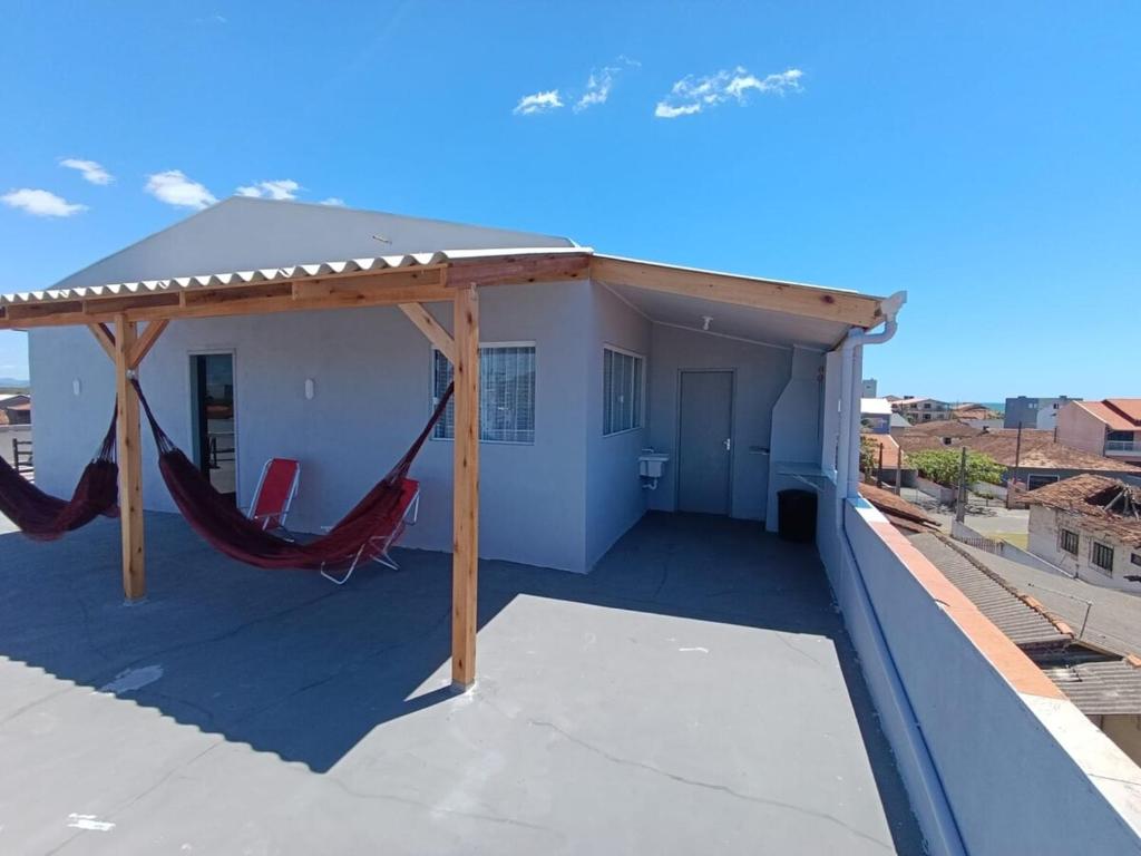 een terras met een hangmat op een huis bij Rooftop BeiraMar in Balneario Barra do Sul