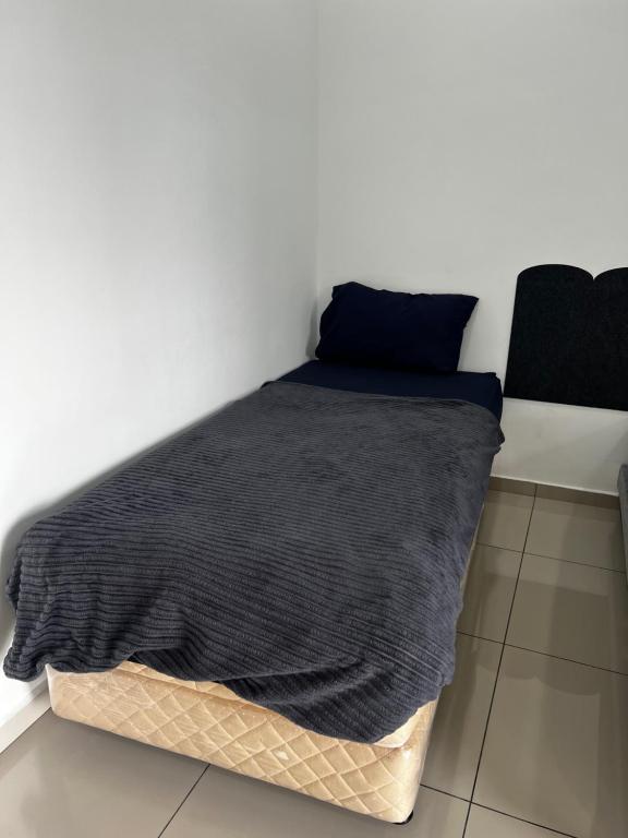 ポートディクソンにあるThe Rina Homestay-Whole Villa with Private Pool,BBQ & Karaoke-Near Beach-のベッド(上に黒い毛布付)