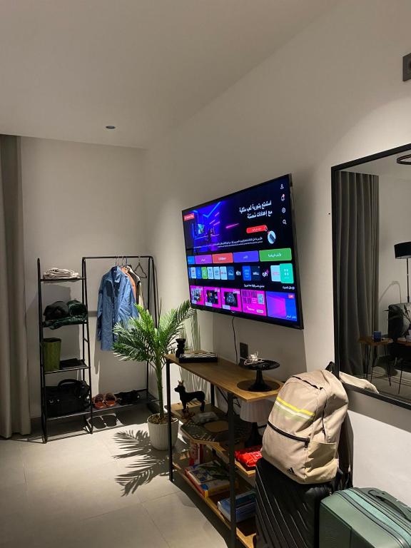 een woonkamer met een grote flatscreen-tv aan de muur bij Velora Serviced Apartments in Al Khobar