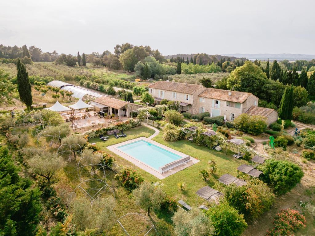 eine Luftansicht eines Anwesens mit Pool in der Unterkunft MAS DES FIGUES -très calme- Certifié Biologique FRBio10-Parc Naturel écologique vivant- piscine 12x6-Copieux brunch paysan méditerranéen du jardin cuisine maison huile d'olive-Agritourisme-Alpilles-Saint Rémy de Provence- du 30 avril au 20 septembre 2026- in Saint-Rémy-de-Provence