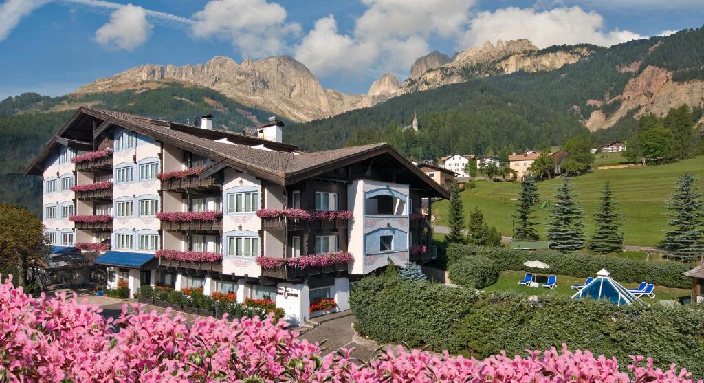 Nespecifikovaný výhled na hory nebo výhled na hory při pohledu z hotelu