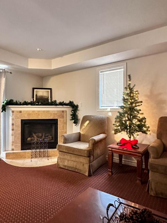 ein Wohnzimmer mit Weihnachtsbaum und Kamin in der Unterkunft 19th Hole Hideaway in Collingwood