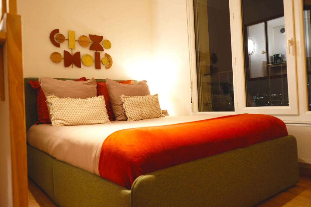 een bed in een kamer met een groot raam bij Stosy Gare in Caen