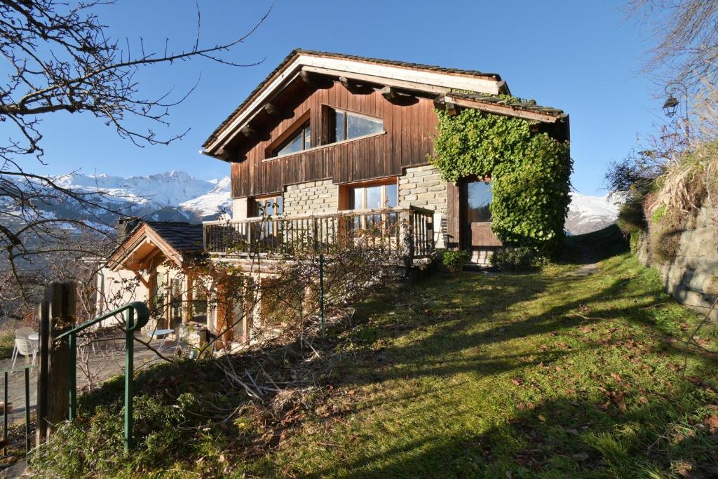 une maison sur une colline avec une clôture dans l'établissement Chalet Paisible, à Arc 1600