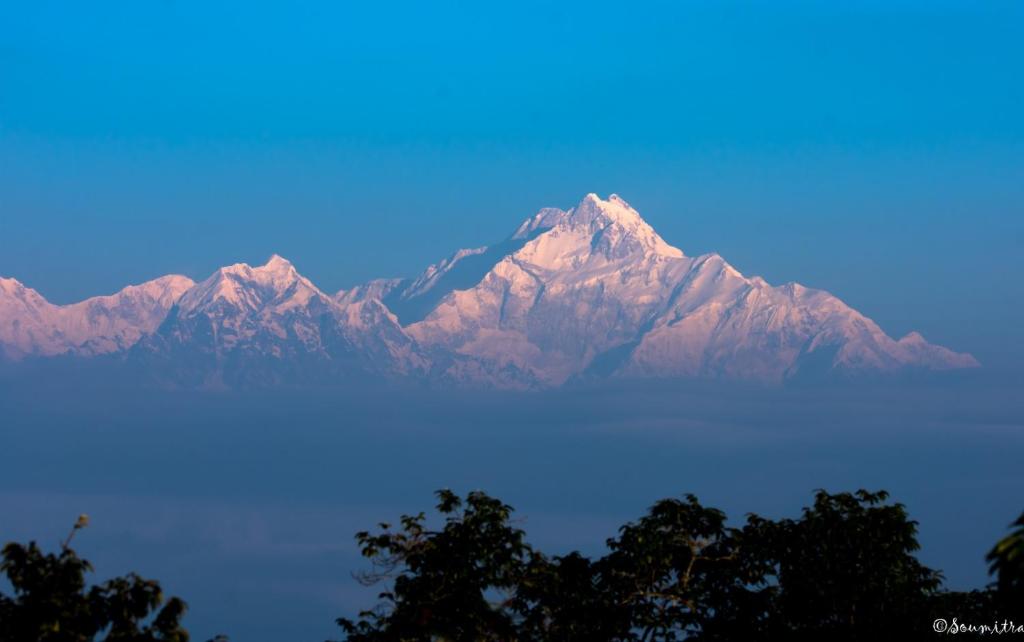 einen Blick auf die bemerkenswerte Bergkette in der Ferne in der Unterkunft SILVERBERRY Homestay in Kalimpong
