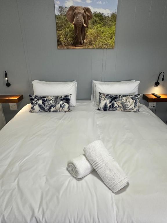 En eller flere senge i et værelse på Sundays River Adventures Cottages