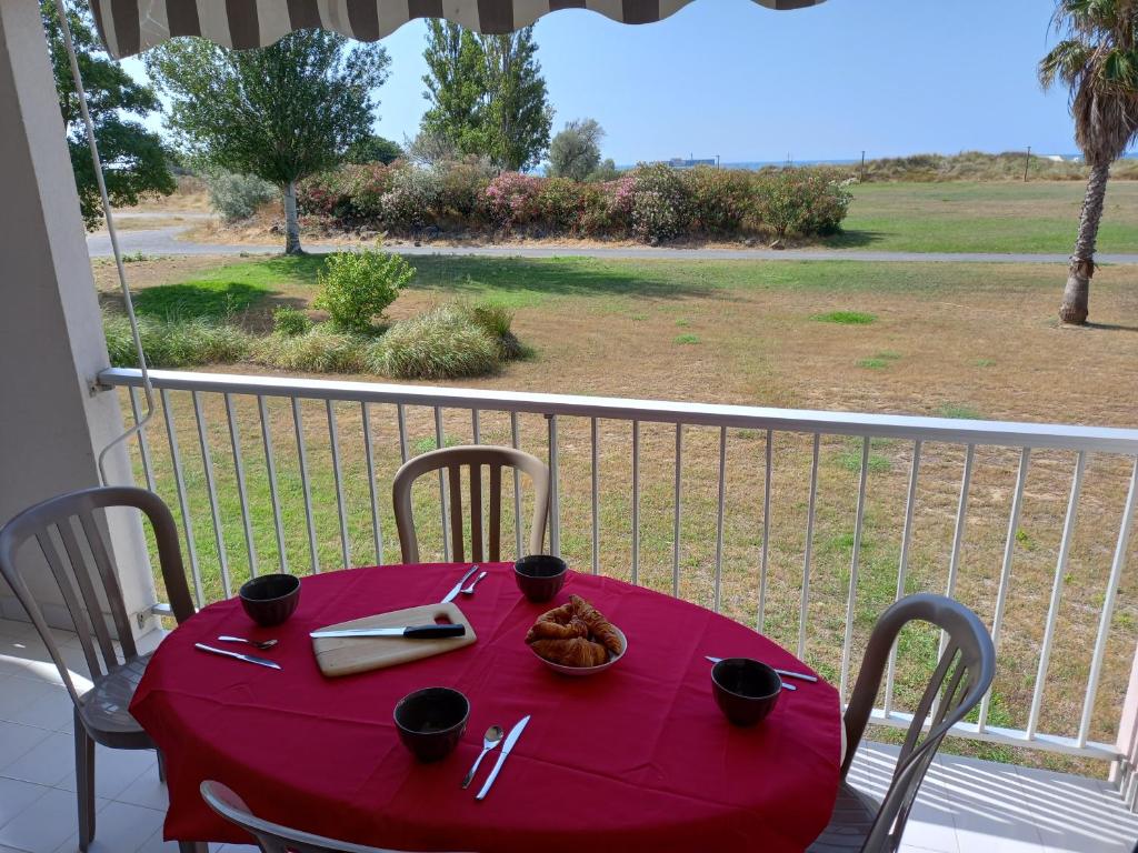 En balkon eller terrasse på Amouvera C14, T2 vue mer, piscine, clim, parking