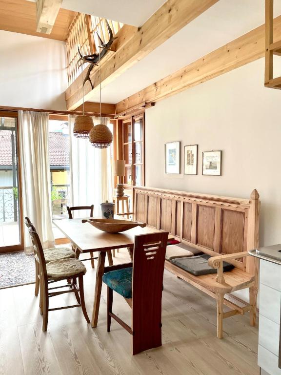 una cucina e una sala da pranzo con tavolo e sedie in legno di Maisonette in Kuchl, Pure nature a Kuchl