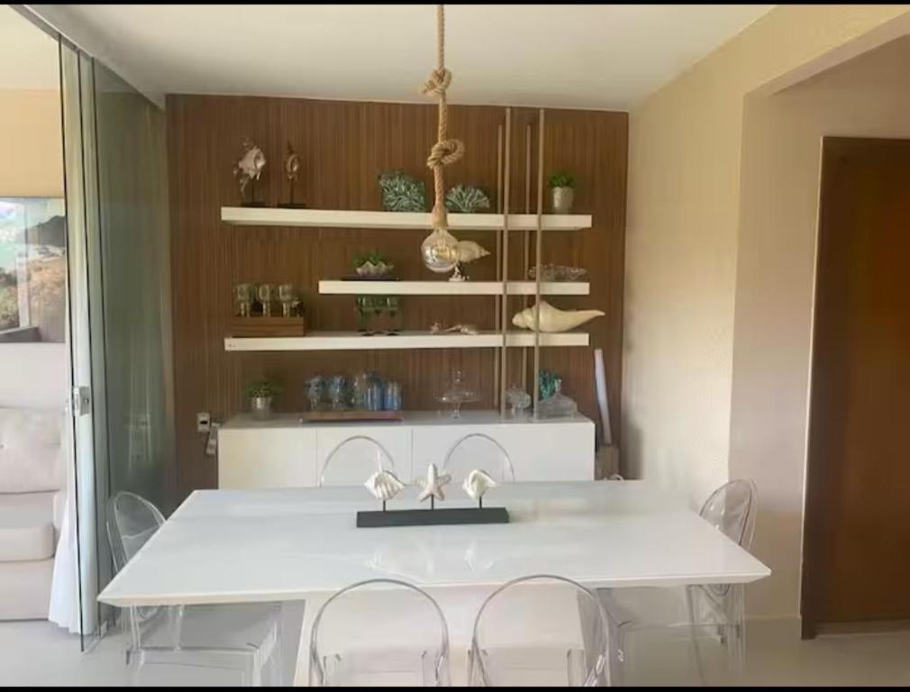 een keuken met een witte tafel en witte stoelen bij Casa Oliveira in Cayru