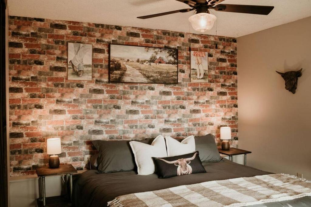 En eller flere senge i et værelse på Centrally located - Perch Lake Bungalow - Hot-tub!