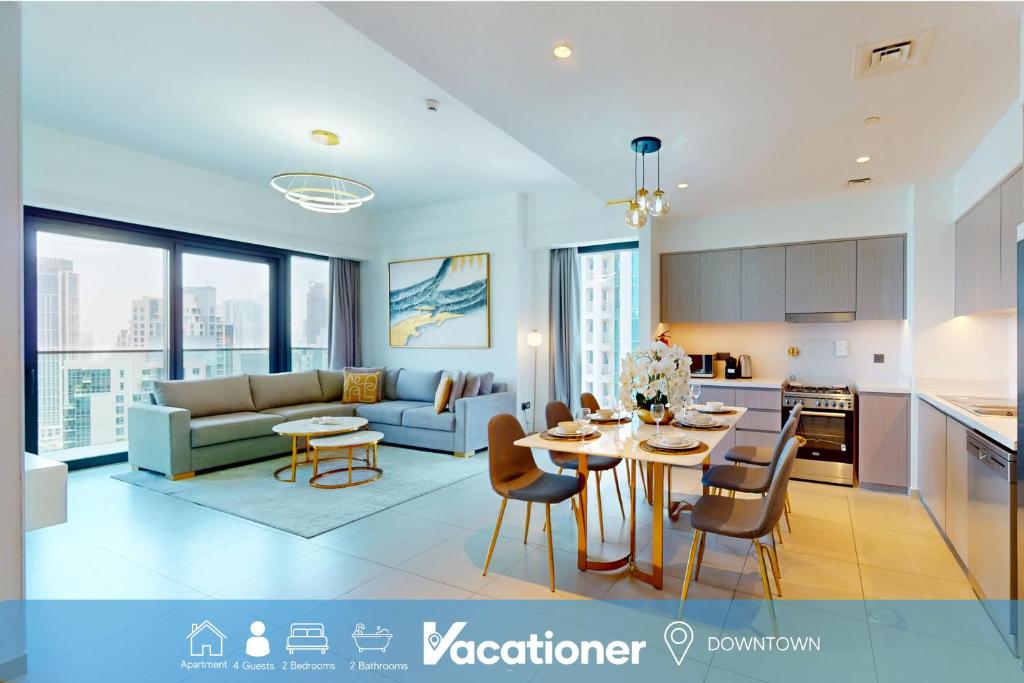 uma cozinha e sala de estar com um sofá e uma mesa em Vacationer I Luxury 2 Bedroom I Burj Khalifa View I Downtown I Free Gym, Pool, Parking & Wi-Fi no Dubai