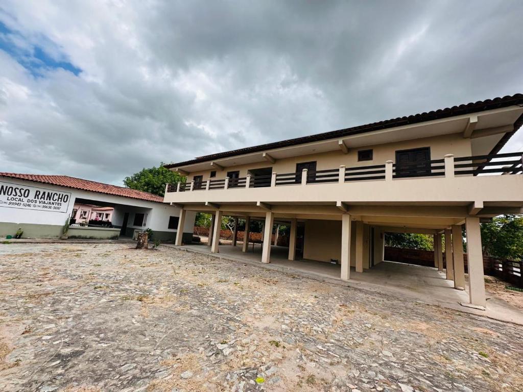 ein großes Gebäude mit einem Schild davor in der Unterkunft Pousada o Rancho in Jijoca de Jericoacoara