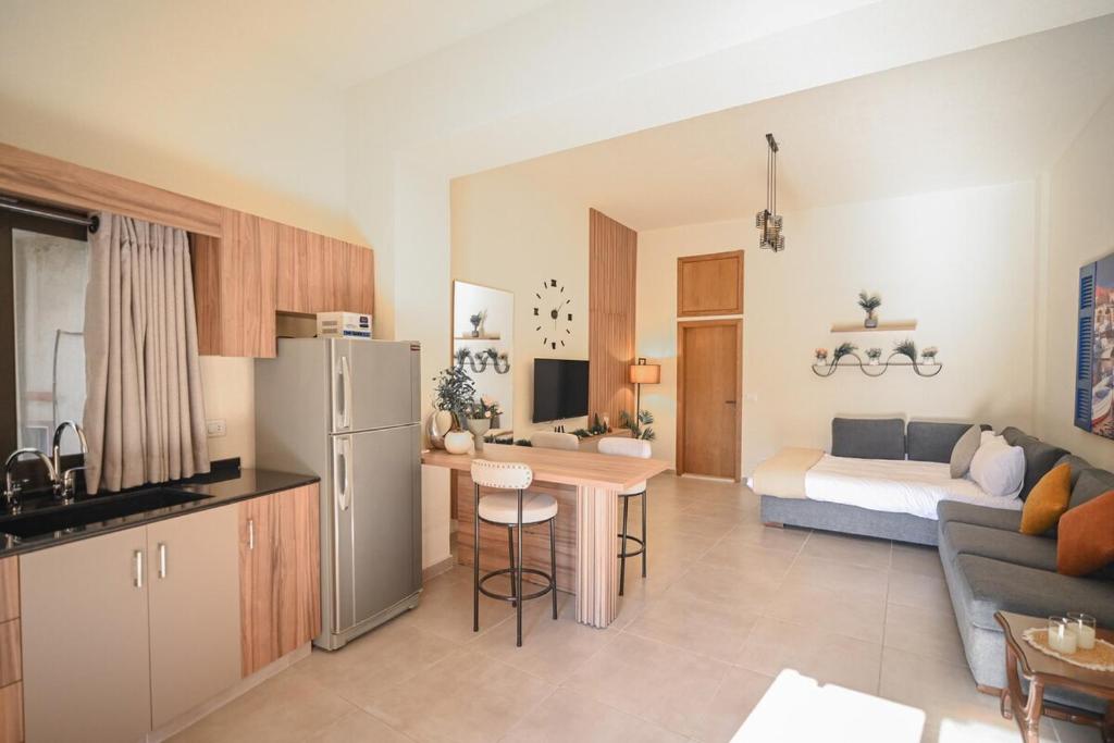 Η κουζίνα ή μικρή κουζίνα στο Sands Guesthouse Studio G03 With Sofa Bed- Batroun