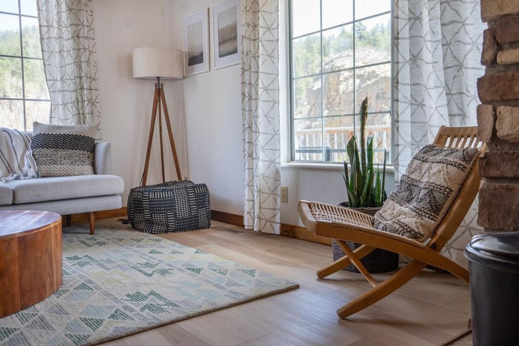 Et opholdsområde på Secluded Mountain Cabin on 5 Acres with Creek