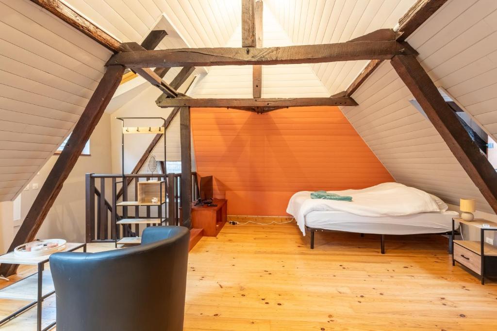 een kamer met een bed op zolder bij Les dames de Salies in Salies-de-Béarn