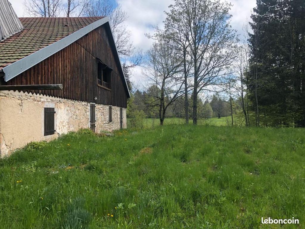 een oude schuur midden in een veld bij La Sauvagine in Les Fourgs