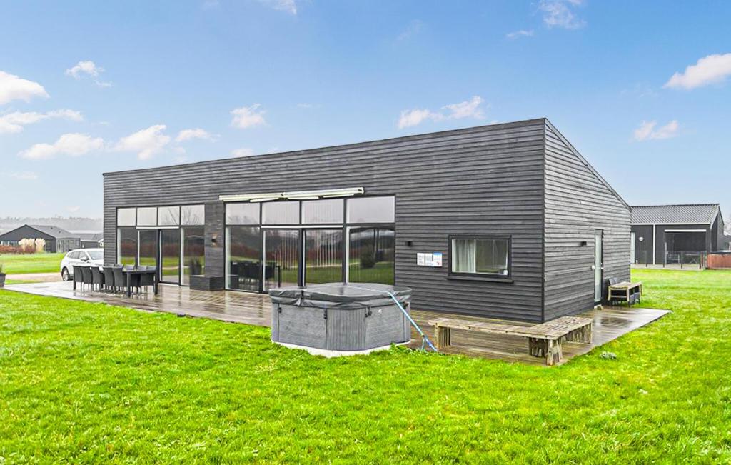 Το κτήριο όπου στεγάζεται  η παραθεριστική κατοικία