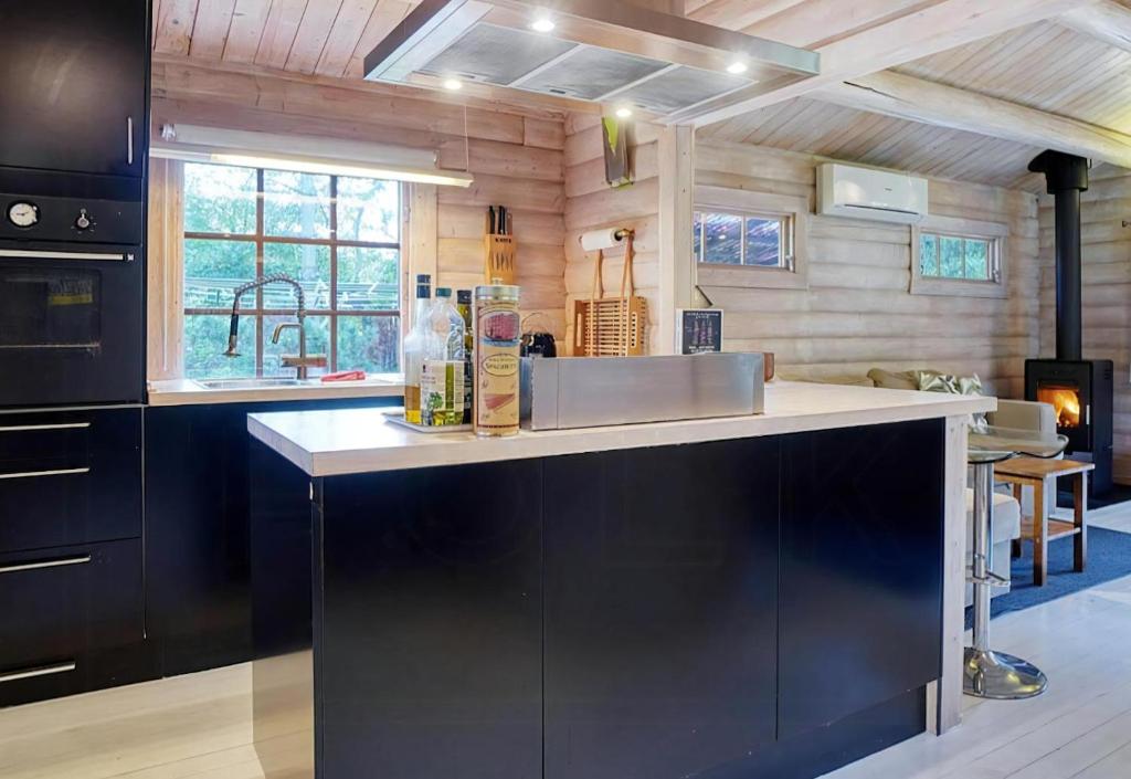 Nhà bếp/bếp nhỏ tại Feel Calm In A Log Cabin Near Klintebjerg