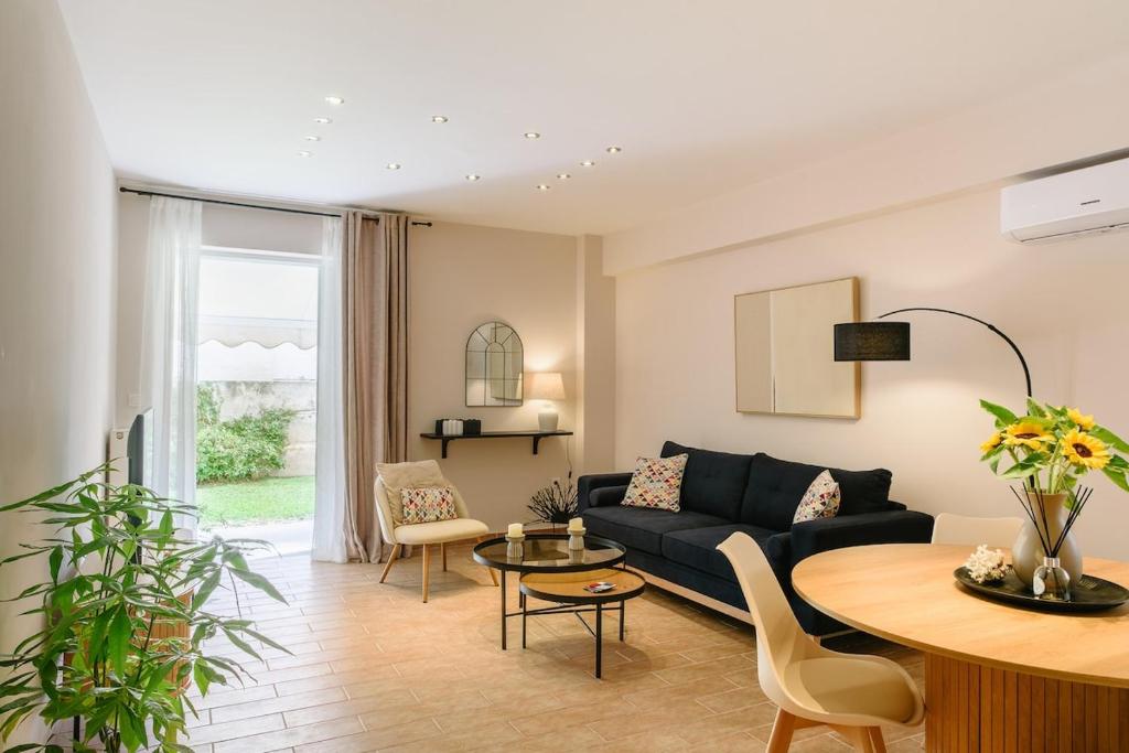Charming Garden Apartment, steps from metro station