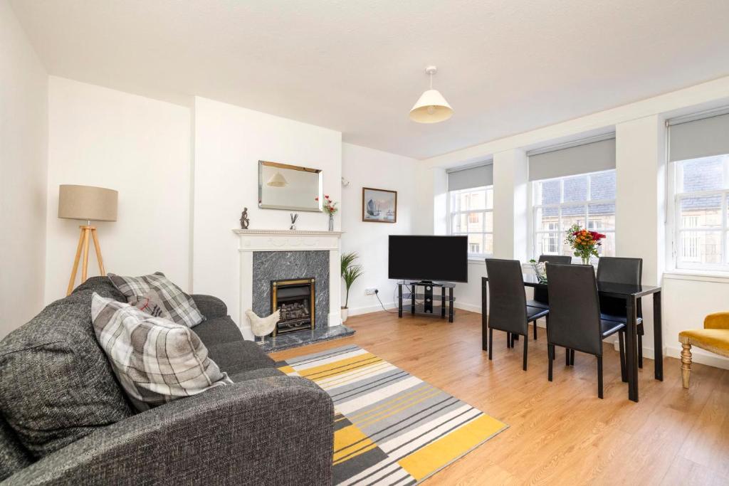 Sunny & spacious Royal Mile apt dating from 1677 - Housity
