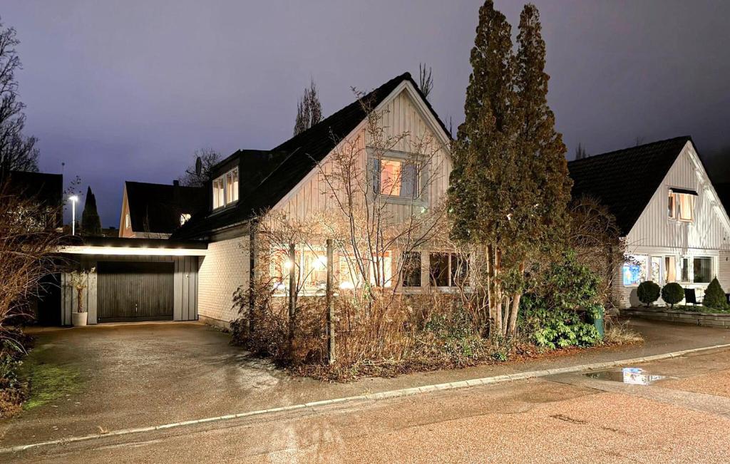 een groot huis met een garage ervoor bij 4 Bedroom Pet Friendly Home In Karlstad in Våxnäs