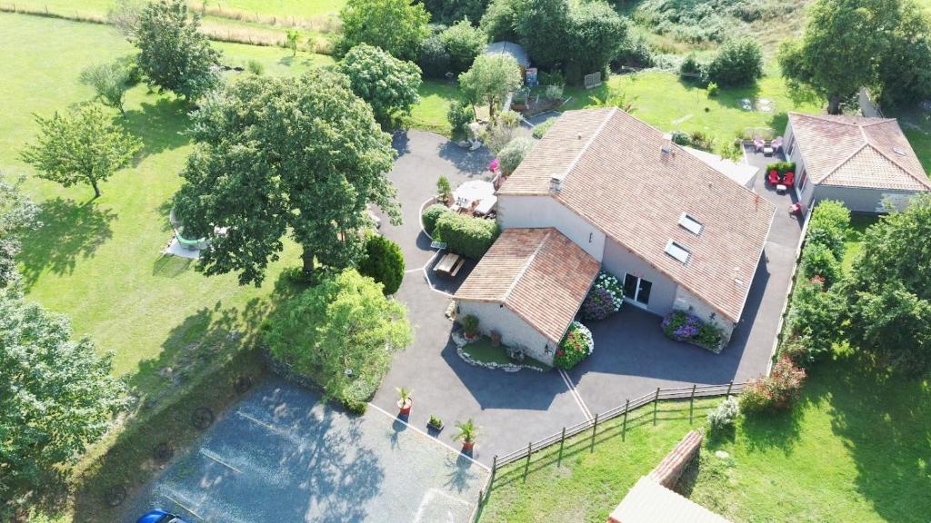 レ・ゼペスにあるAu Petit Bignonの池のある家屋の上面