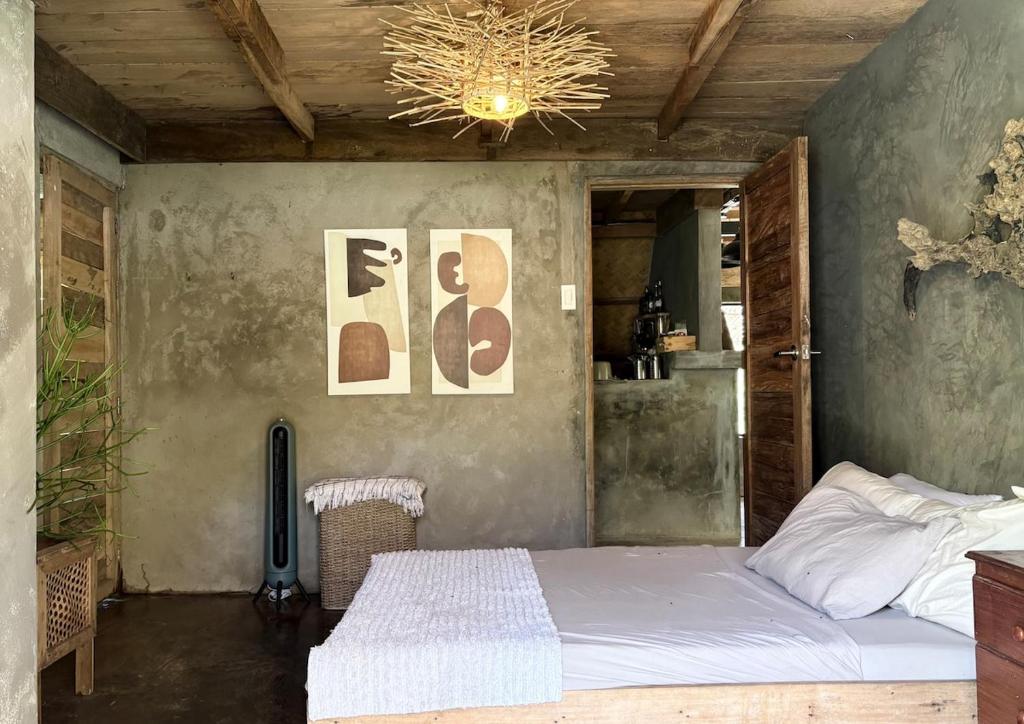 科隆VALLE VERDE - San Nicolas的一间带床和吊灯的卧室