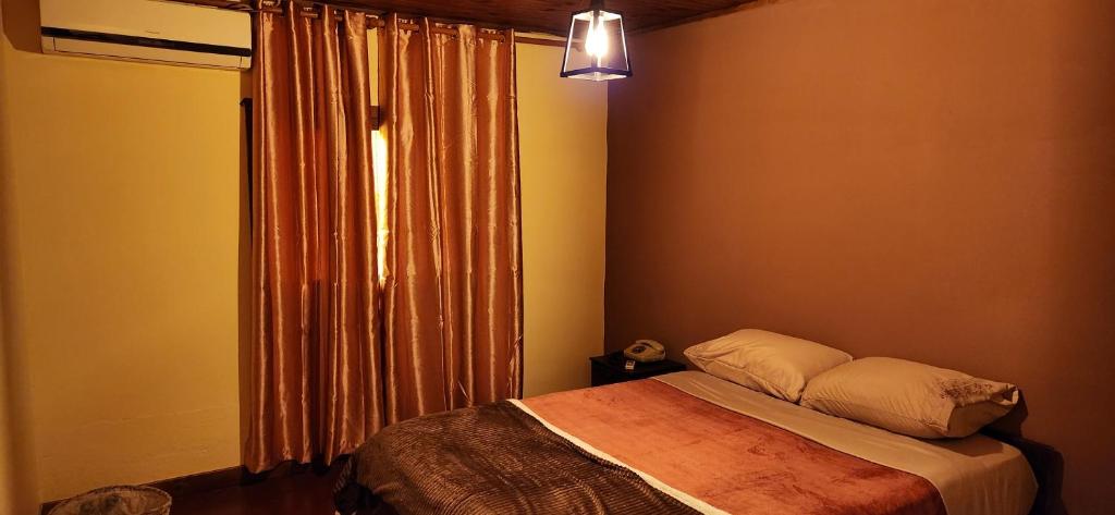 En eller flere senge i et værelse på Doras Home