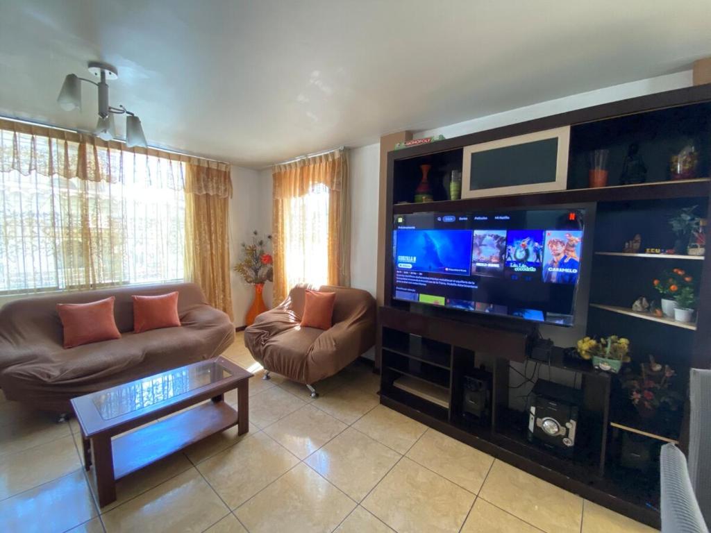 阿雷基帕Casa Acogedora de Estilo Clásico的配有大屏幕平板电视的客厅