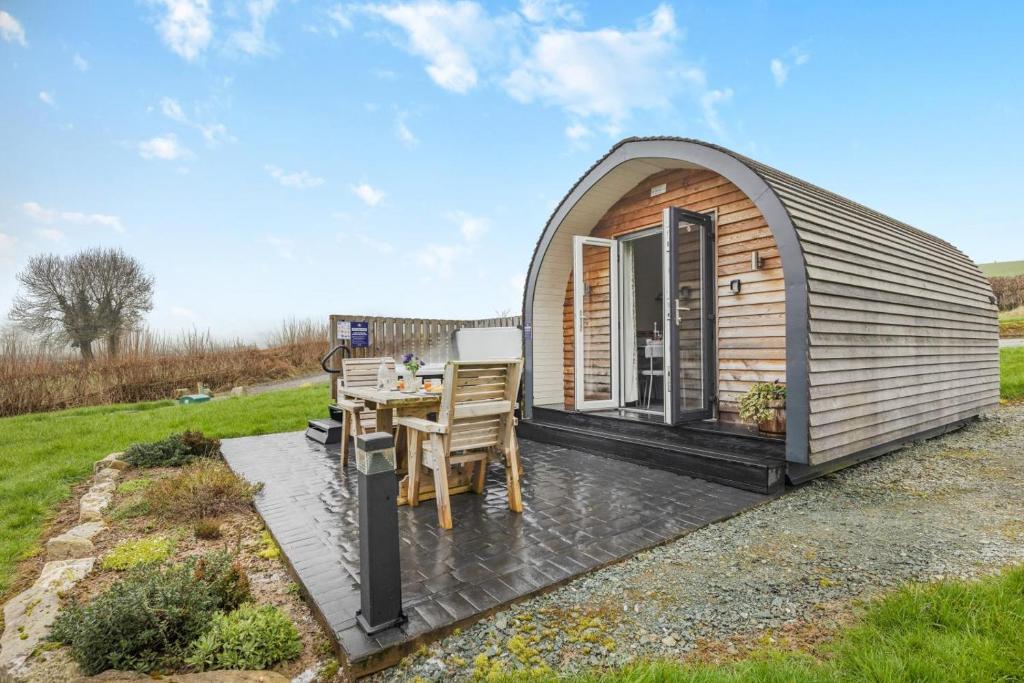 a small dome house with a table and chairs at 1 Bed in Llanfyllin oc-p29023 in Llanfyllin