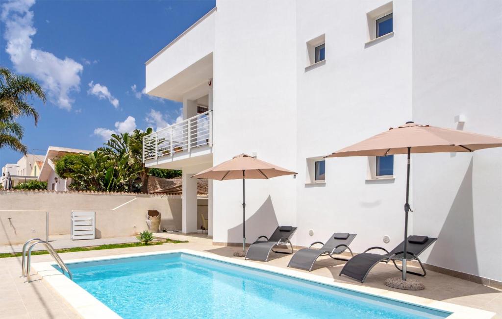 Swimmingpoolen hos eller tæt på Gorgeous Apartment In Marzamemi