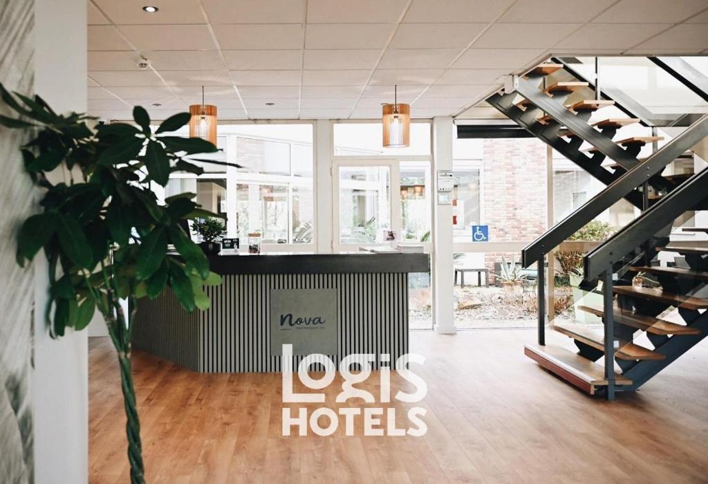 LimasにあるLogis Hôtel Nova - Villefranche sur Saôneの階段と植物のあるホテルのロビー