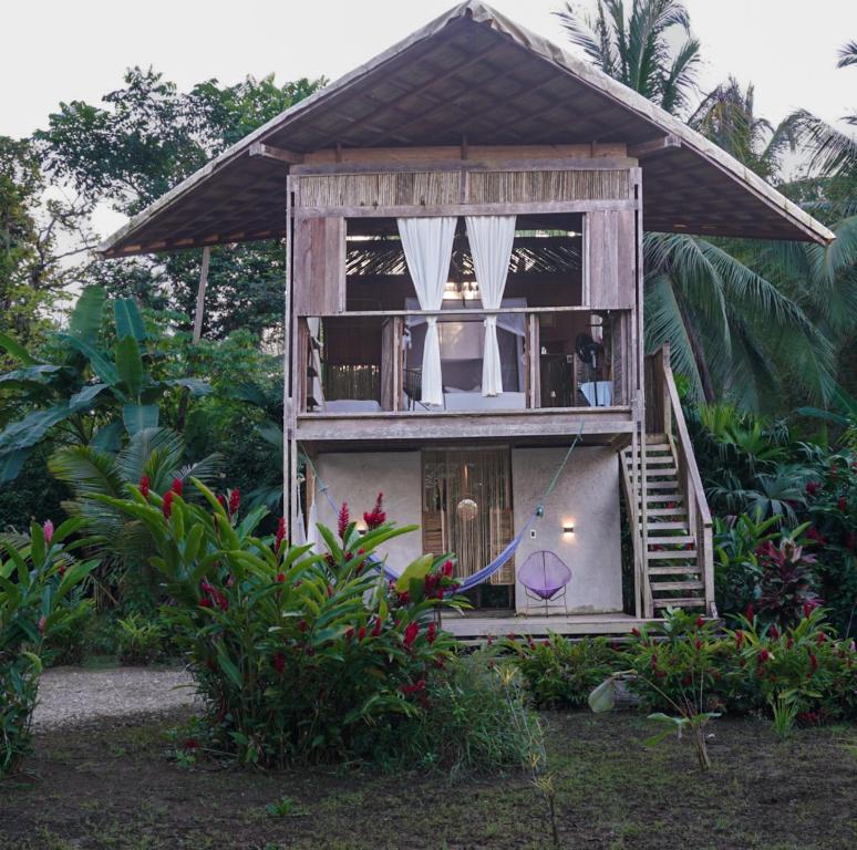 ヌキにあるEcohotel Luzulの小さな家(バルコニー、階段付)