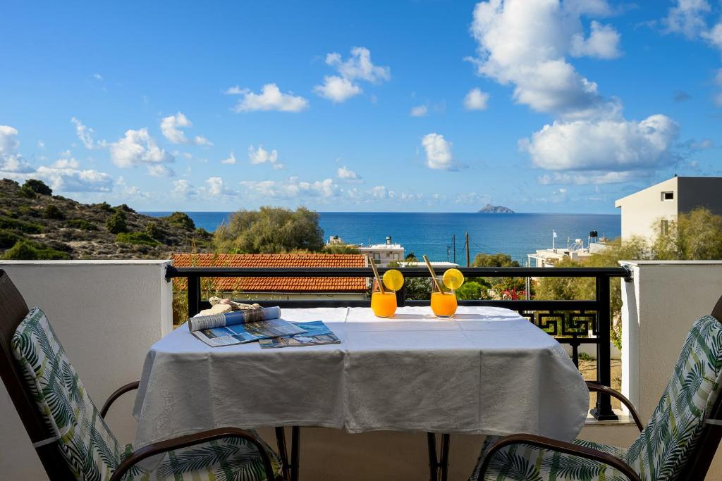 ein Tisch auf einem Balkon mit Blick auf das Meer in der Unterkunft Family Home, with Sea & Mountain view in Kalamaki