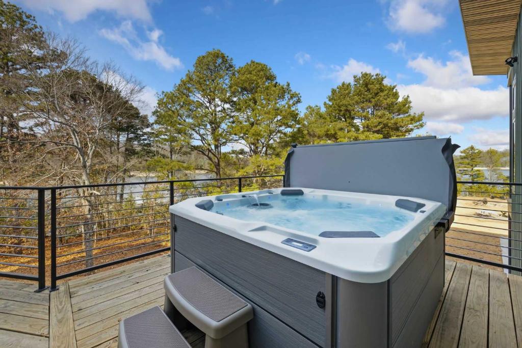 lakeside-luxe-lake-access-hot-tub-amazing-patio-rogers-pre-os