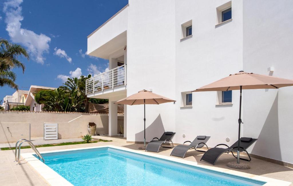 Swimmingpoolen hos eller tæt på Stunning Apartment In Marzamemi With Wifi