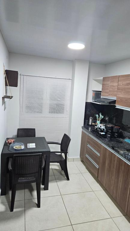 cocina con mesa y sillas y comedor en Apartamento entero zona Norte Ucebol, en Santa Cruz de la Sierra