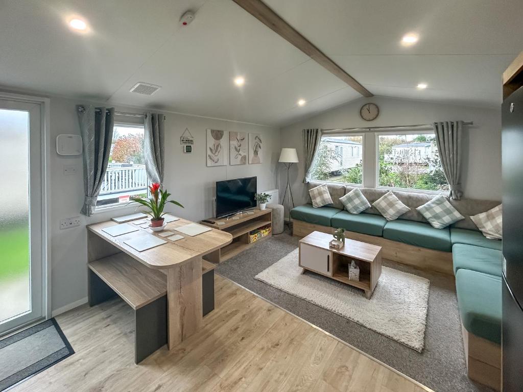 een woonkamer met een bank en een tafel bij D & A Southview Getaway in Toynton All Saints