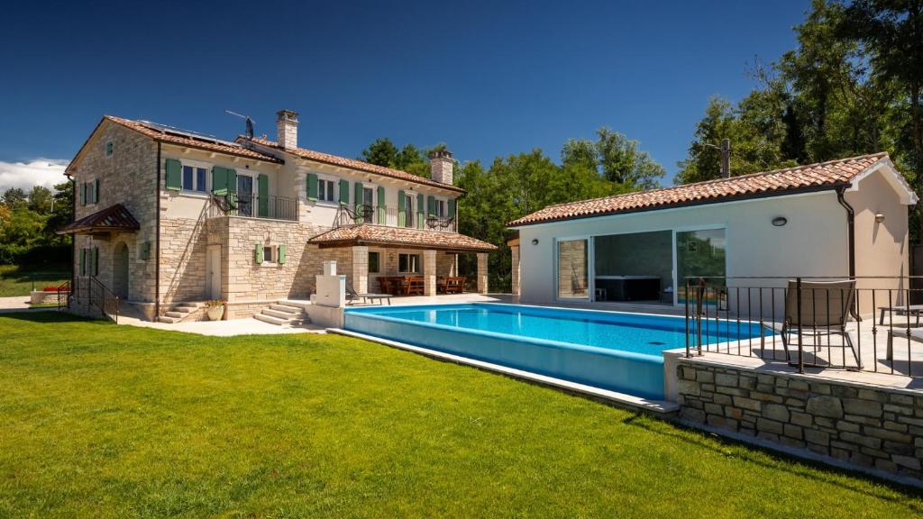 Swimmingpoolen hos eller tæt på Rustic villa Kave with wellness in Groznjan