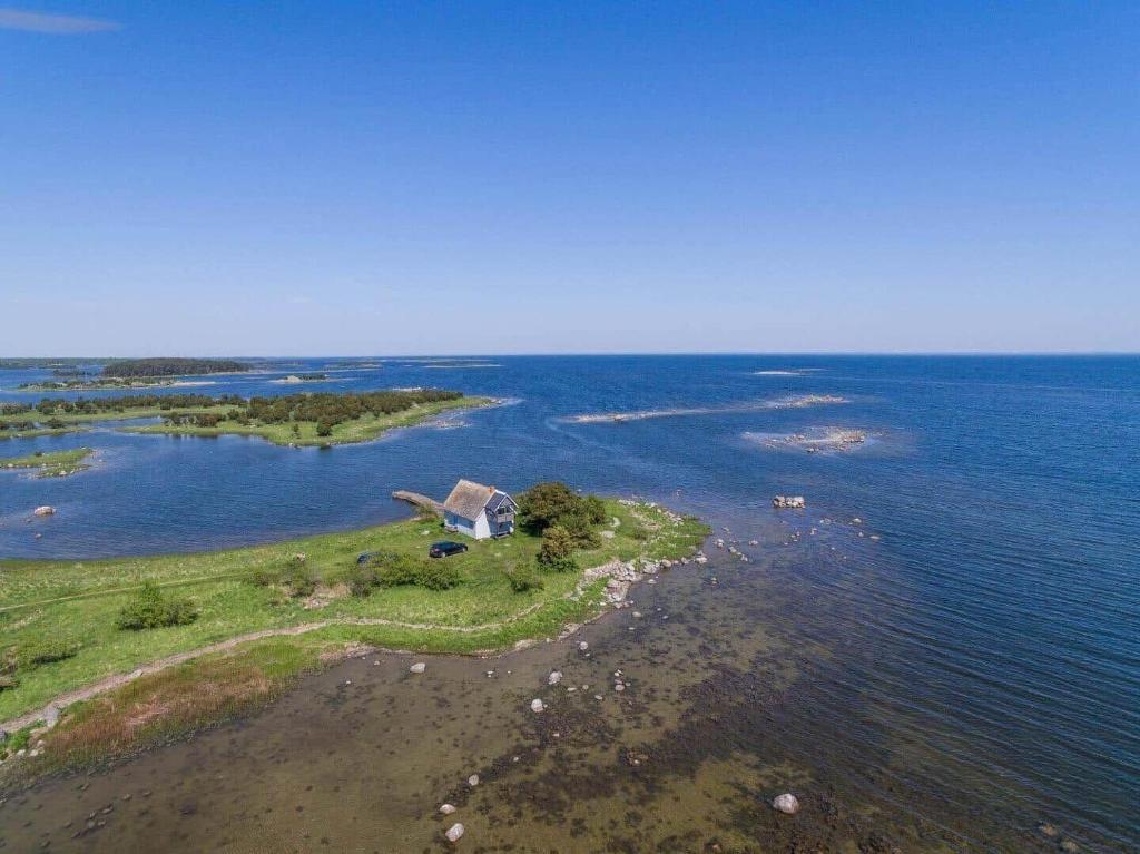 een eiland in het water met een huis erop bij KAL800-Bergkvara-Saltkaer-4 in Bergkvara