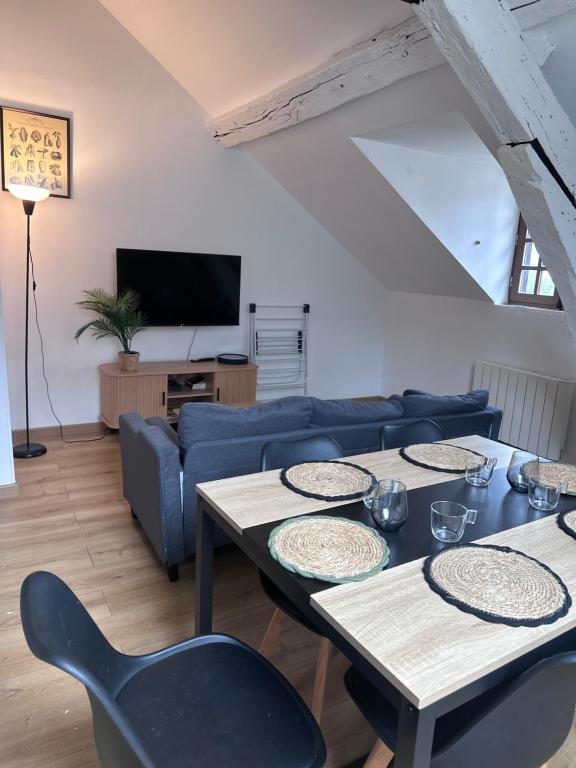 een woonkamer met een bank en een tafel bij Luxe Centre Orléans Chatelet I Exclusivité in Orléans