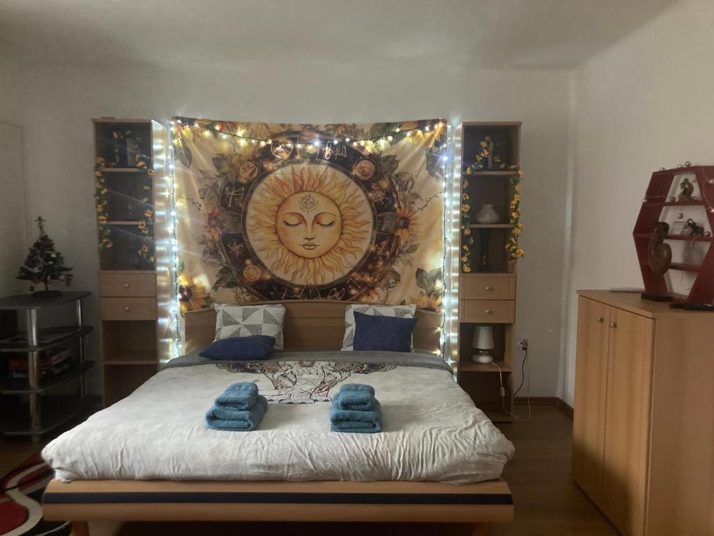 Un dormitorio con una cama grande con luces. en Napraforgó Vendégház, en Veresegyház