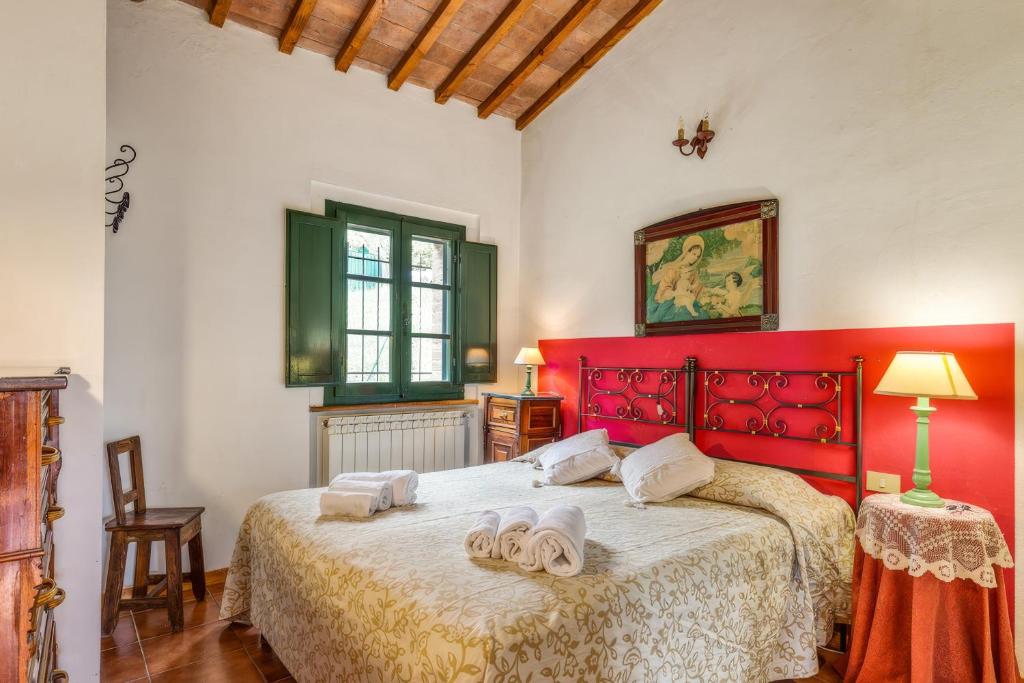 een slaapkamer met een bed met twee handdoeken erop bij Podere Oliveta - 5 appartamenti con Piscina e Vista in Poggibonsi