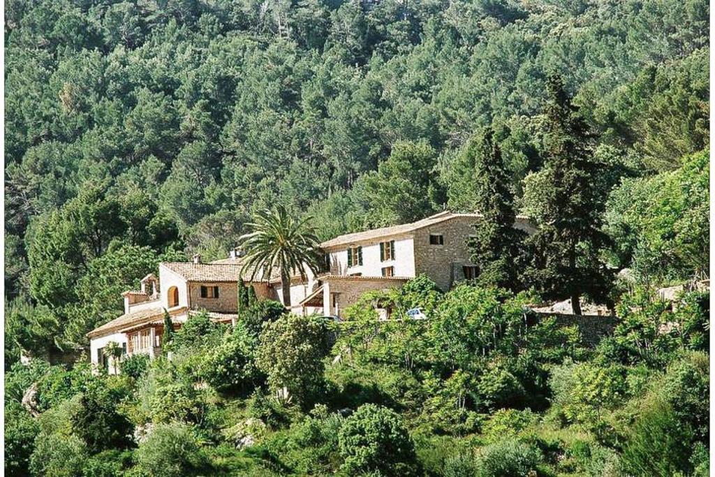 ein Haus an der Seite eines Berges in der Unterkunft Posada del Marqués I A Slow Design Hotel in Esporles