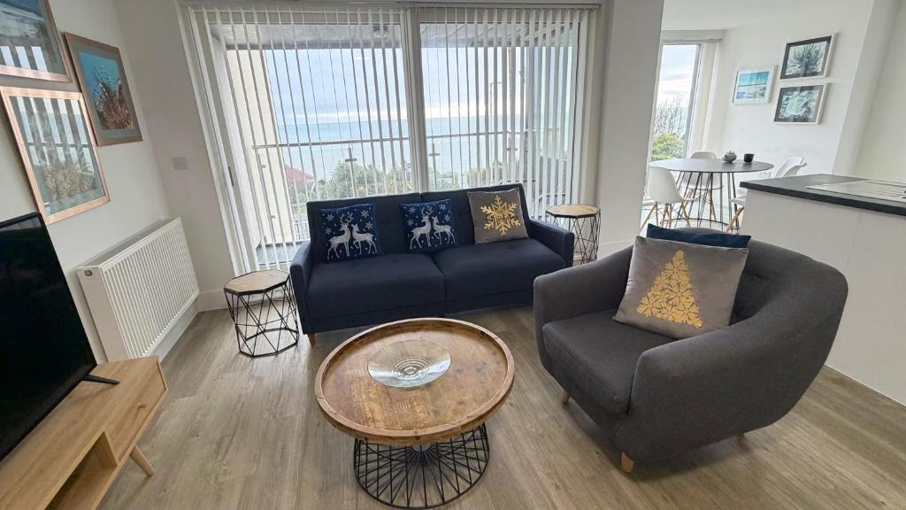 un salon avec deux canapés et une table basse dans l'établissement Seaview West Coast - Exceptional - 2 Bedrooms Sleeps 5 -Stunning Sea Views - 500 metres to Beach, à Bournemouth