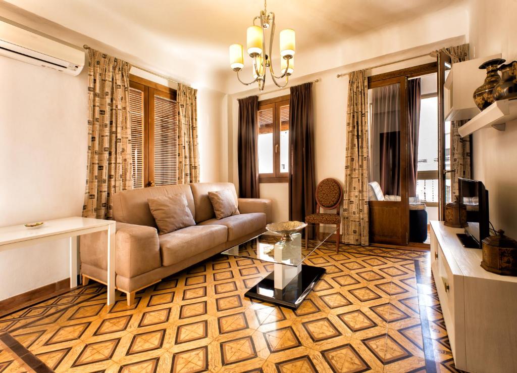 una sala de estar con un sofá y una mesa en Monteftur, en Montefrío